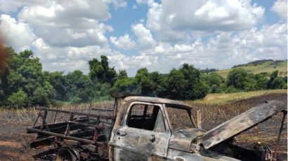 Incêndio atinge veículo e se espalha por área de lavoura em Xanxerê