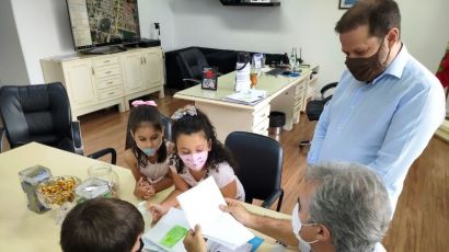 Crianças da Assembleia de Deus entregam cartinhas ao prefeito e vice e brinquedos para doação
