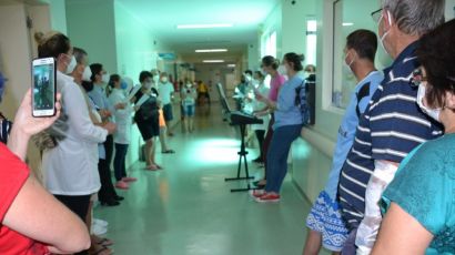 Coral Corações em Canto leva alegria aos pacientes da ala cardiológica do HRSP
