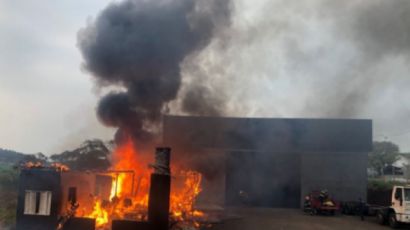 Residência no bairro Pinheiro é consumida por chamas