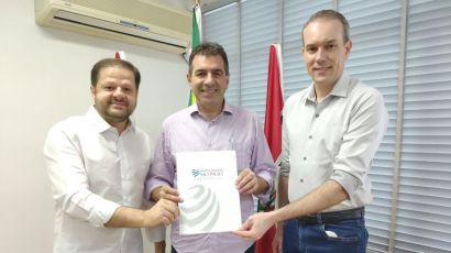 Diretor do HRSP entrega pedido de recursos ao deputado Valdir Cobalchini