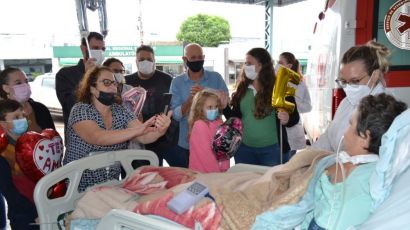 Paciente da UTI Geral do HRSP recebe visita de familiares na parte externa do hospital
