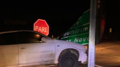 Veículo colide em placa e horas depois pega fogo