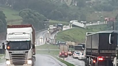 Carreta sai da pista próximo ao trevo da Femi