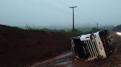 Motorista fica ferido após carreta tombar na SC-480, em Xanxerê 