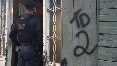 DIC prende dois jovens e apreende adolescente durante operação contra o tráfico no Santos Dias