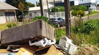 Moradora denuncia descarte incorreto de entulho em rua de Xanxerê