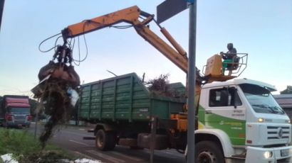 Prefeitura providencia retirada de entulho depositado na Rua 13 de Maio 