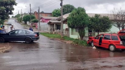 Colisão entre dois carros deixa três pessoas feridas no bairro São Romero