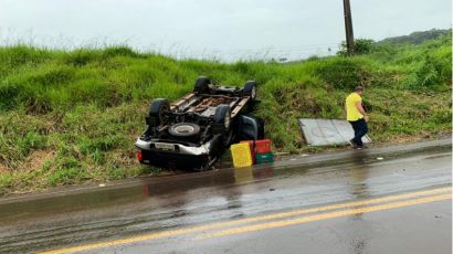 Motorista perde o controle e capota caminhonete na SC-480, em Xanxerê  