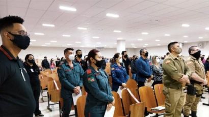 Bombeiros e Policiais Militares são homenageados em igreja de Xanxerê