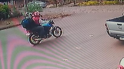 Dupla armada assalta mercado e foge  de moto em Xanxerê