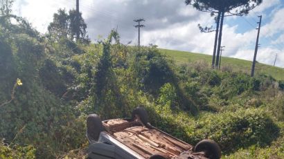 Veículo capota às margens da SC-480 após cair em buraco, em Xanxerê