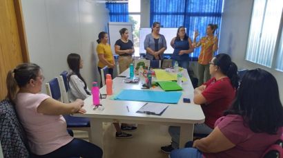 Secretaria de Educação recebe visita de uma das autoras do livro Marcha Criança