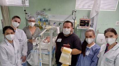 A pedido da mãe, HRSP organiza batizado de bebê internada na UTI Neonatal