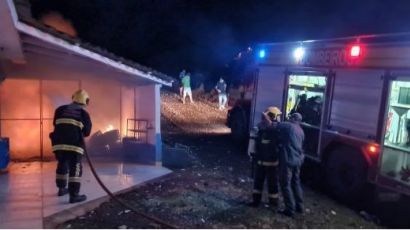 Bombeiros combatem incêndio em empresa no interior de Xanxerê