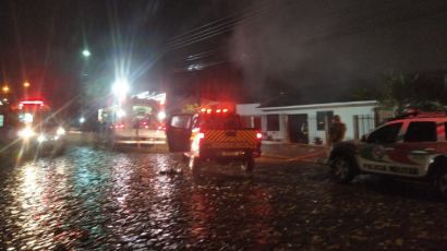 Bombeiros combatem incêndio em residência de Xanxerê