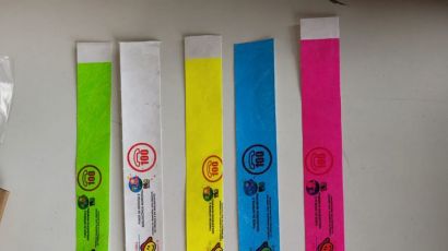 Pulseiras de identificação são distribuídas às crianças durante a ExpoFemi 