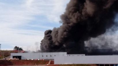 Incêndio de grande proporção atinge unidade da Rafitec de Xaxim