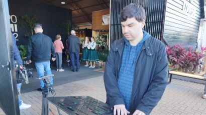 Visitantes com deficiência têm acessibilidade durante passeio na ExpoFemi