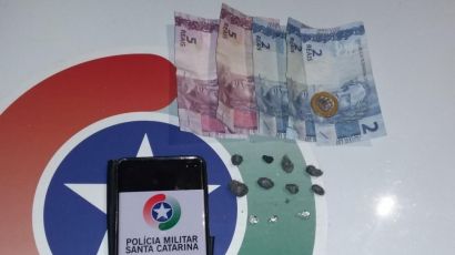 Mulher é presa por tráfico de drogas no Santos Dias