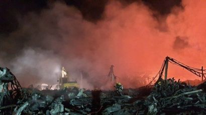 Após mais de 16 horas, bombeiros ainda trabalham no combate ao incêndio na empresa Rafitec Prope