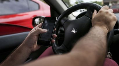 Maio Amarelo: associação alerta para riscos do celular ao volante