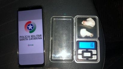 Homem de 28 anos e adolescente de 16 são apreendidos com drogas