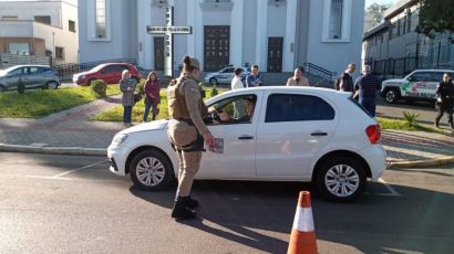 Blitz educativa da Polícia Militar alerta motoristas sobre os perigos dos descuidos no trânsito