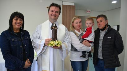 Mãe e bebê retornam ao HRSP para agradecer e pagar promessa à Santa Maria Bernarda