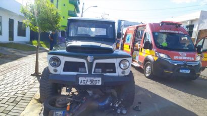 Colisão entre carro e moto deixa uma pessoa ferida no Centro de Xanxerê