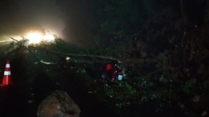 Motociclista fica ferido ao ser atingido por queda de barreira na BR-282, em Xaxim