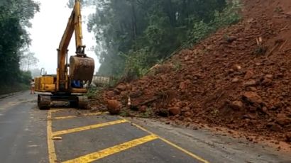 Trânsito segue lento após deslizamentos na BR-282, em Xaxim