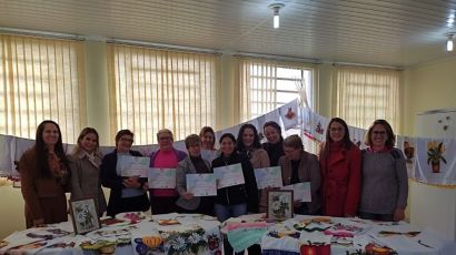 Prefeitura de Xanxerê realiza encerramento das oficinas de tricô e pintura