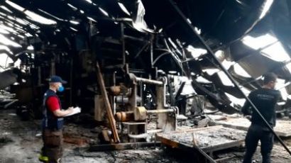 Trabalho de perícia no local do incêndio da Rafitec segue em andamento