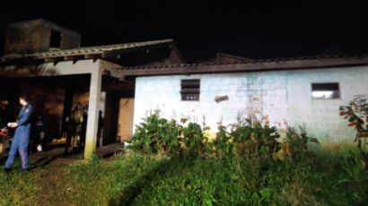 Casa invadida por andarilhos é consumida por incêndio, em Xanxerê