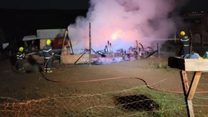 Residência de madeira é consumida por incêndio na madrugada desta terça-feira (14)