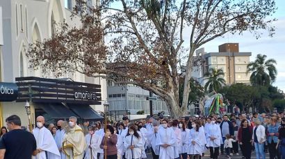 Fiéis participam de procissão e confecção de tapetes nesta quinta-feira (16)