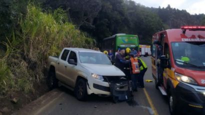 Colisão entre caminhonete e ônibus deixa uma pessoa ferida na SC-155, em Xanxerê