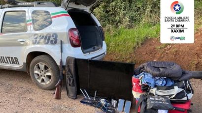 Ladrões rendem casal, furtam veículo e capotam o carro durante fuga