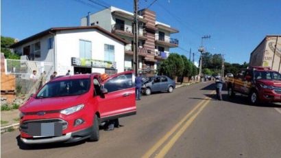 Motoristas ficam feridos após colisão entre dois carros no Centro de Xanxerê