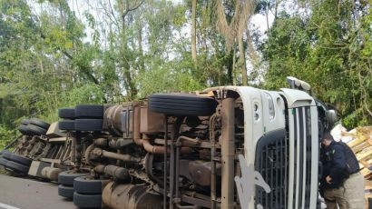 Condutor fica preso às ferragens após carretar tombar na BR-282, em Xaxim