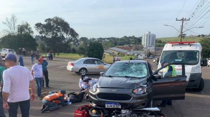 Motociclista e caroneira ficam feridos em colisão com automóvel