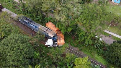 Vídeo: Caminhão de Xanxerê é arrastado por locomotiva no Paraná