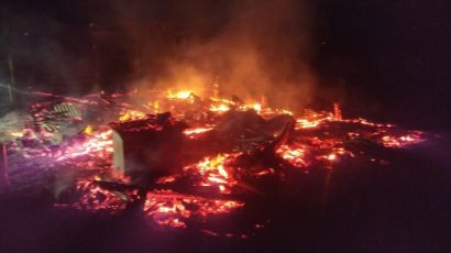 Residência é consumida pelo fogo na noite de segunda-feira (27)