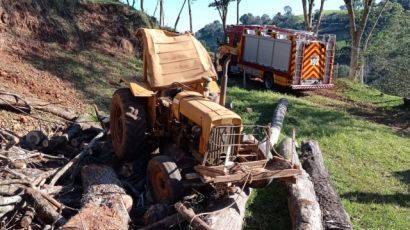 Idoso fica ferido após tombar trator em ribanceira