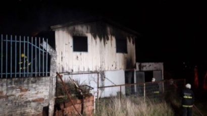 Bombeiros combatem incêndio em casa no Nossa Sra. de Fátima durante a noite de sábado
