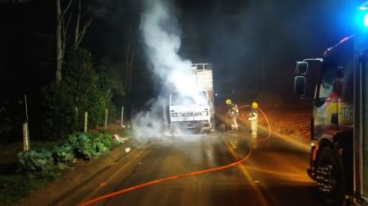 Caminhão carregado com frangos pega fogo em Xanxerê