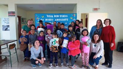 Crianças e adolescentes do SCFV Crescendo e Aprendendo recebem mantas da Seicho-No-Ie