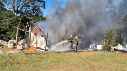 Bombeiros combatem incêndio no bairro Vista Alegre, em Xanxerê